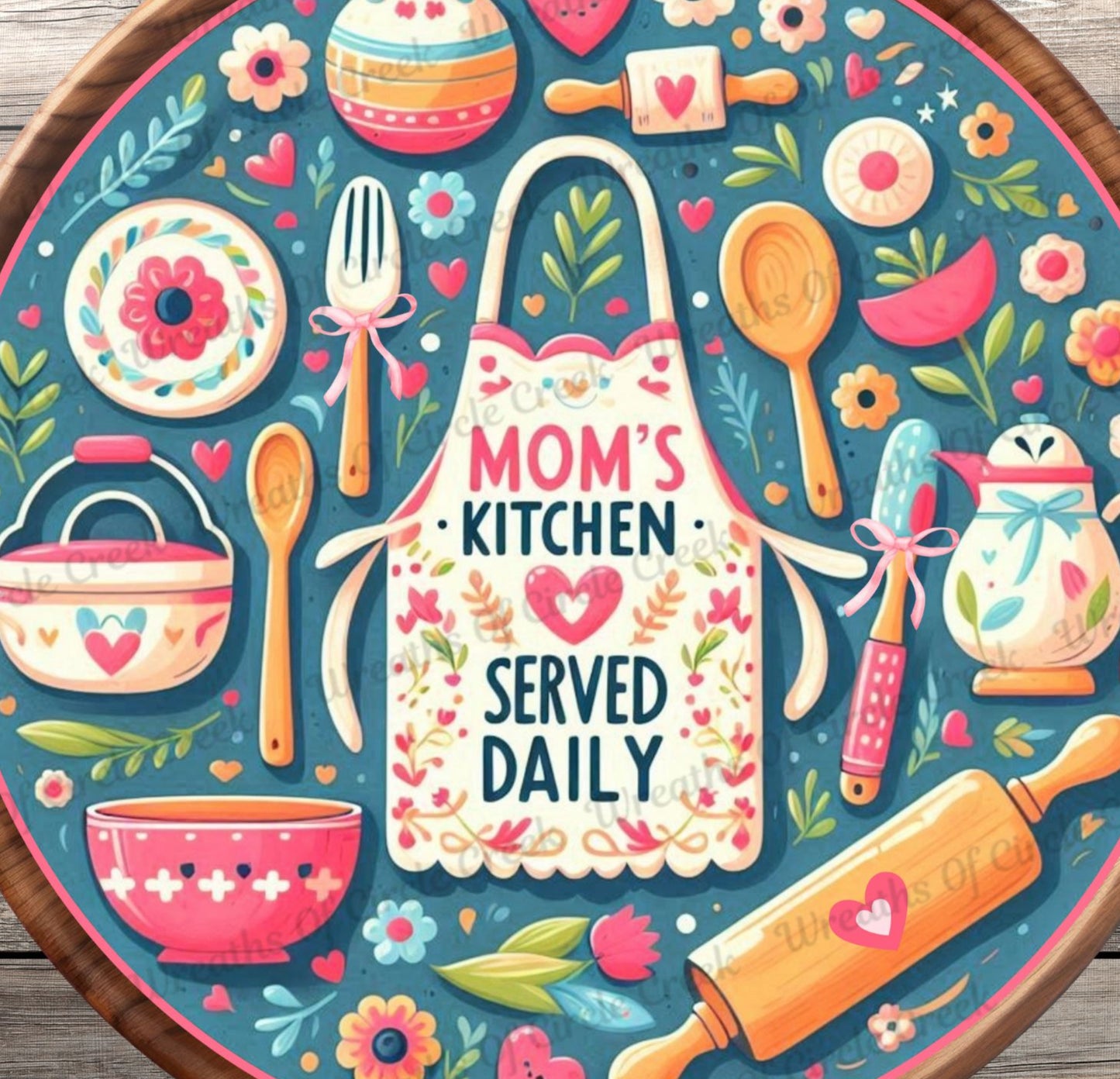 Mom’s Kitchen | Love Served Daily | Round Lightweight Metal Wreath Sign | Farmhouse Apron Kitchen Collage | Retro | No Holes In Sign