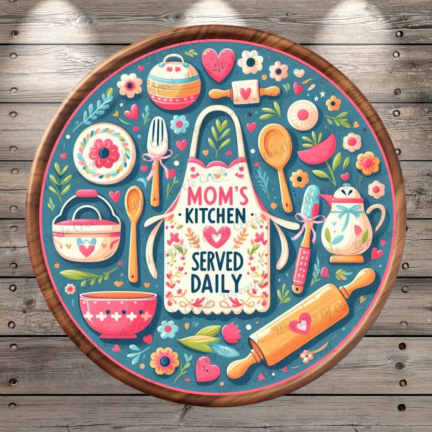 Mom’s Kitchen | Love Served Daily | Round Lightweight Metal Wreath Sign | Farmhouse Apron Kitchen Collage | Retro | No Holes In Sign