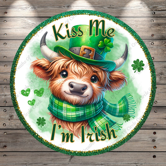 Highland Cow, Kiss Me I'm Irish, St. Patrick's Day, Shamrocks, Round, Lightweight, Metal Wreath Sign, No Holes In Sign