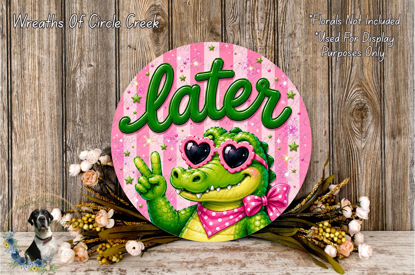 A round sign with a cartoon alligator wearing sunglasses and a pink bow, surrounded by flowers and a wooden background.