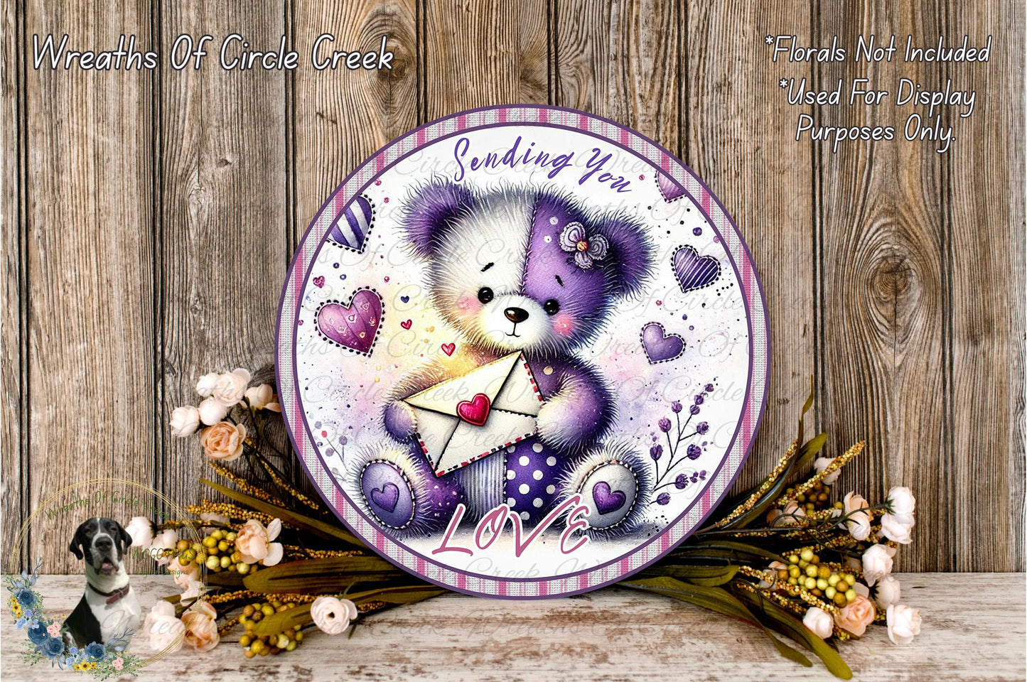 A round decorative plate with a teddy bear holding an envelope, surrounded by flowers and a wooden background.
