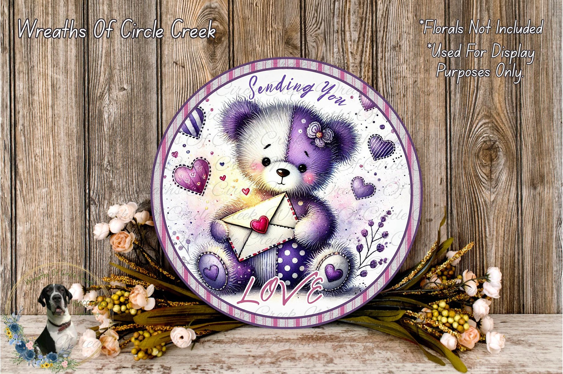 A round decorative plate with a teddy bear holding an envelope, surrounded by flowers and a wooden background.