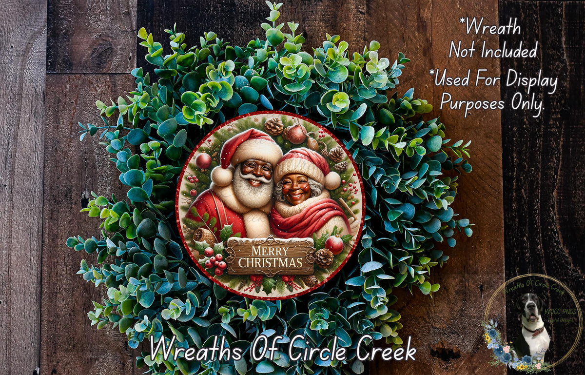 A Christmas wreath with Santa Claus and a woman, surrounded by greenery, with a message that reads "Merry Christmas".