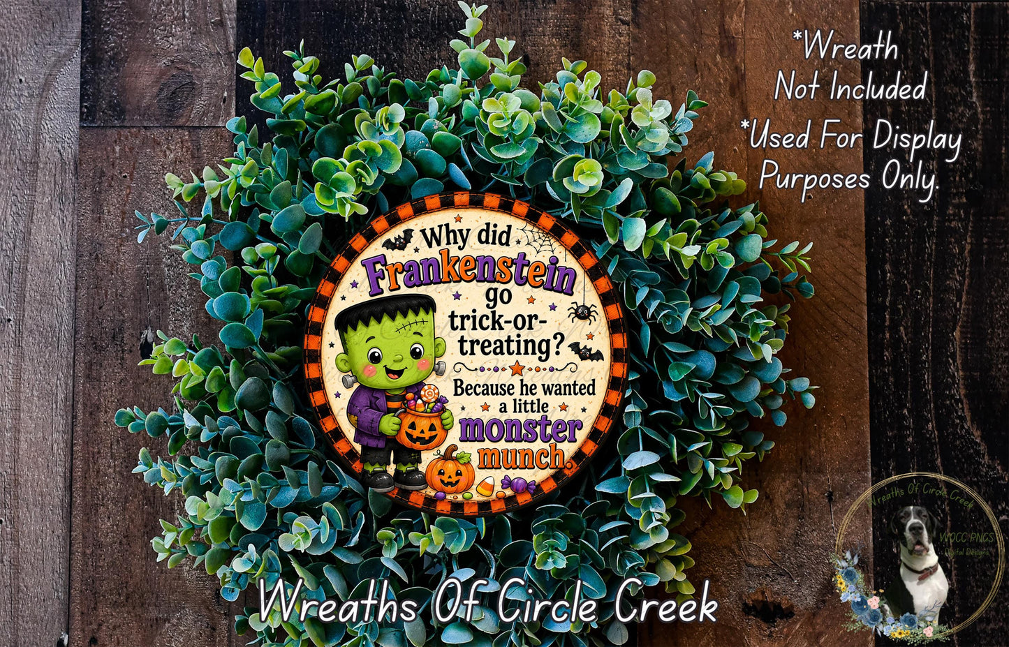 a Halloween-themed wreath with a green plant and a small cartoon character holding a pumpkin. The wreath is displayed on a wooden surface, and there is a text overlay providing information about the wreath.