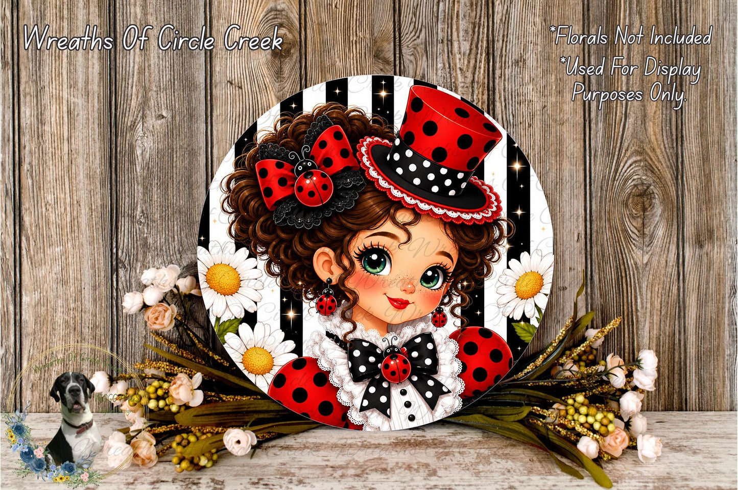 A decorative plate featuring a cartoon illustration of a young girl with curly hair, wearing a red and black top hat and a white dress with black polka dots. The plate is surrounded by a floral arrangement of white and yellow flowers, and the background is a wooden wall with vertical wooden planks.